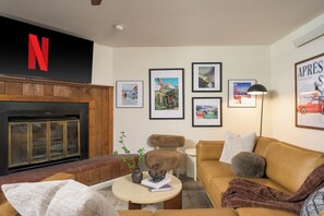 Smart TV, caminetto, videogiochi, Netflix