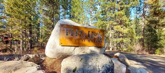 Aspen - queen bedroom w/deck at The Inn At Mazama