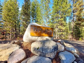 Property grounds - Aspen - queen bedroom w/deck at The Inn At Mazama (Mazama)