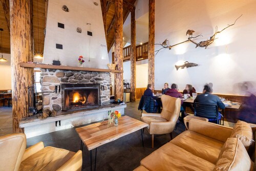 Aspen - queen bedroom w/deck at The Inn At Mazama