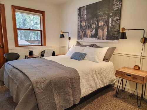 Aspen - queen bedroom w/deck at The Inn At Mazama