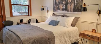 Aspen - queen bedroom w/deck at The Inn At Mazama