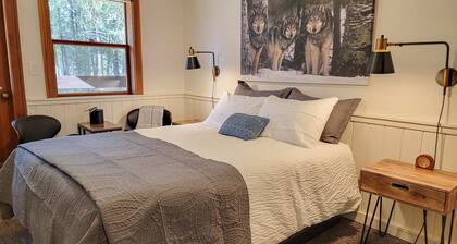 Aspen - queen bedroom w/deck at The Inn At Mazama