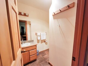 Badewanne, Haartrockner, Handtücher