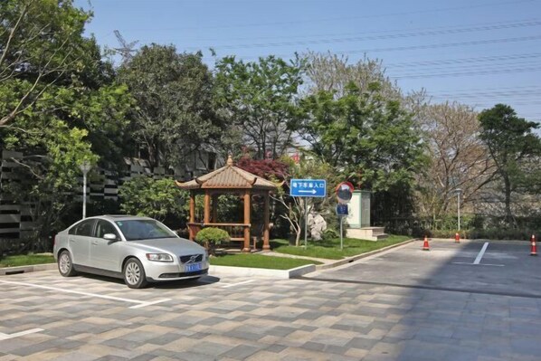 Free self-parking - Jinjiang Metropolo Hotel (Shanghai Jing'an Pengpu Xincun Subway Station) (Shanghai)