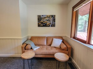 Living area - Fir - king bedroom with couch at The Inn At Mazama (Mazama)