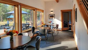 Dining - Fir - double queen bedroom at The Inn At Mazama (Mazama)