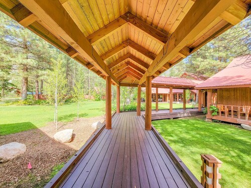 Pine Room 16 - garden room at The Inn At Mazama