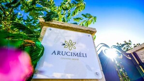 A sign for Arucimeli Country House with a logo and name. - Arucimeli Country House (Giarratana)
