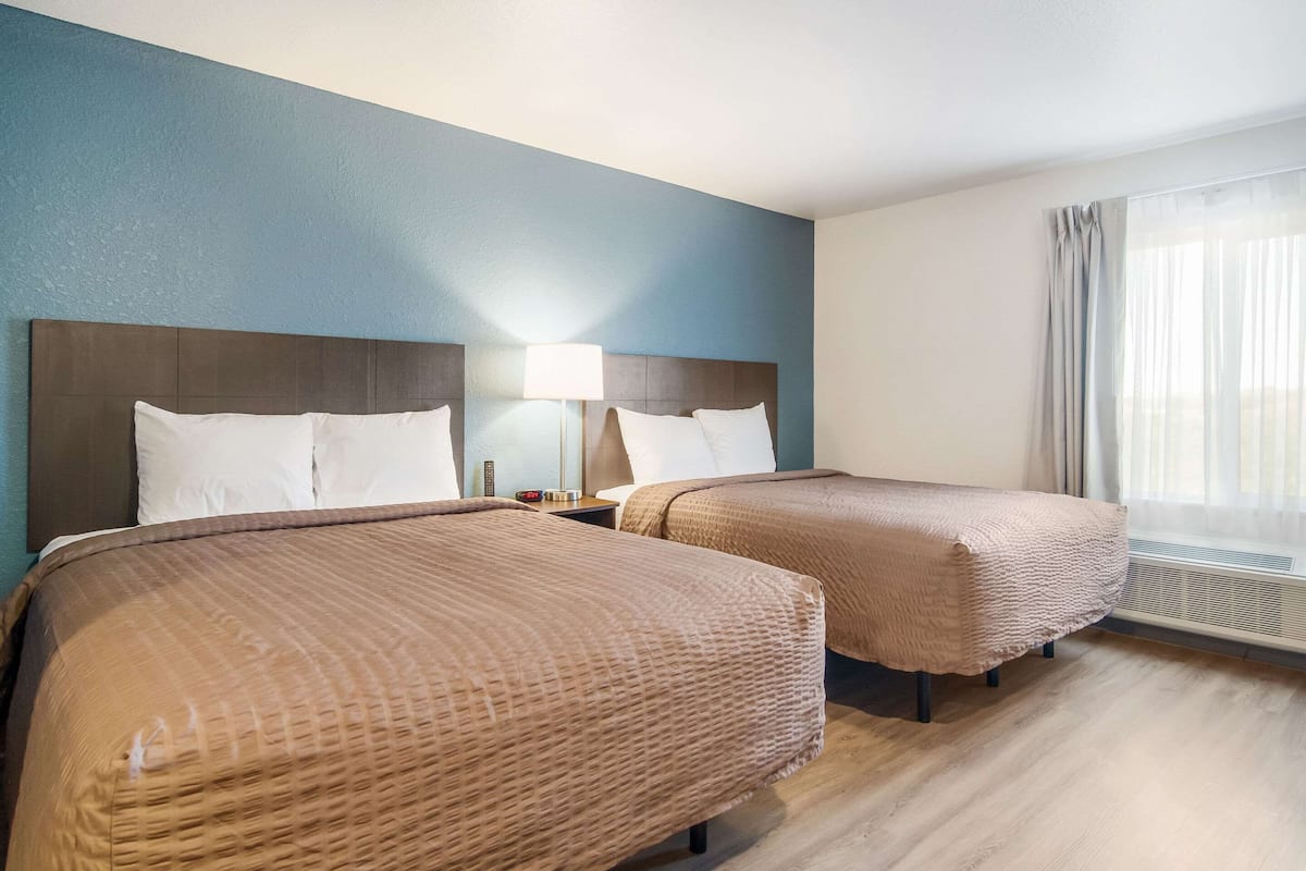 1 slaapkamer, een bureau, verduisterende gordijnen