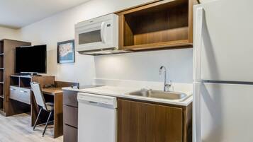 Cocina moderna con microondas, lavavajillas y refrigerador integrados.
