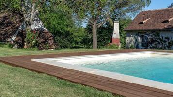 Een buitenzwembad en een verwarmd zwembad