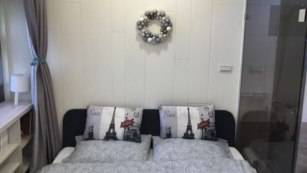 Premium bedding, desk, laptop workspace, WiFi (free) - British Traveler (Taichung)