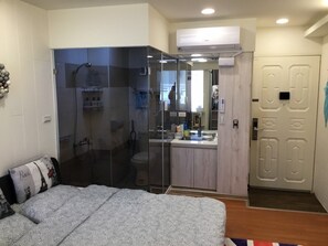 Chambre familiale double | Literie de qualité, décor unique, ameublement unique, bureau