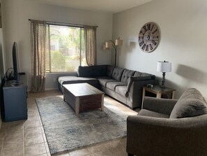 TV connectée, cheminée, livres, chaîne hi-fi