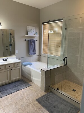 Badewanne, Whirlpool, Haartrockner, Handtücher