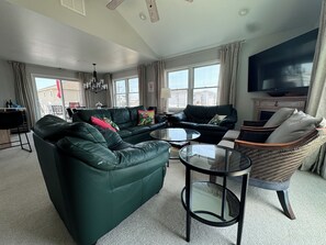 Smart TV, fireplace, books - Beach Block & Fully Stocked! Steps to sand, 3 parking spots, great for families! (Brigantine)