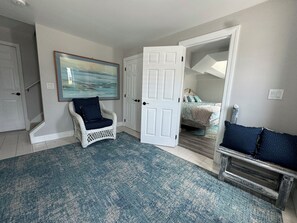 5 bedrooms, in-room safe, desk, travel crib - Beach Block & Fully Stocked! Steps to sand, 3 parking spots, great for families! (Brigantine)