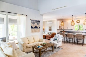 Smart TV, books - Villa Waterloo - Waterfront on Silly Creek (Providenciales)