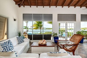 Smart TV, books - Villa Waterloo - Waterfront on Silly Creek (Providenciales)