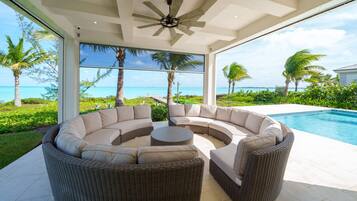 Utomhuspool och uppvärmd pool