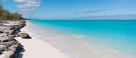 En la playa, camastros y toallas de playa