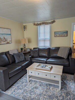 Televisie, een dvd-speler, boeken en een filmbibliotheek