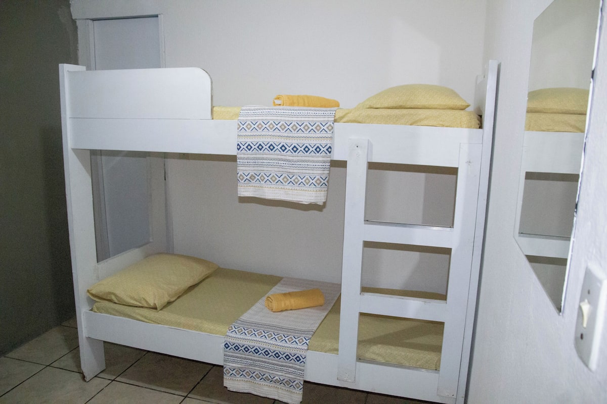 Minibar, cortinas blackout, wifi gratis y ropa de cama