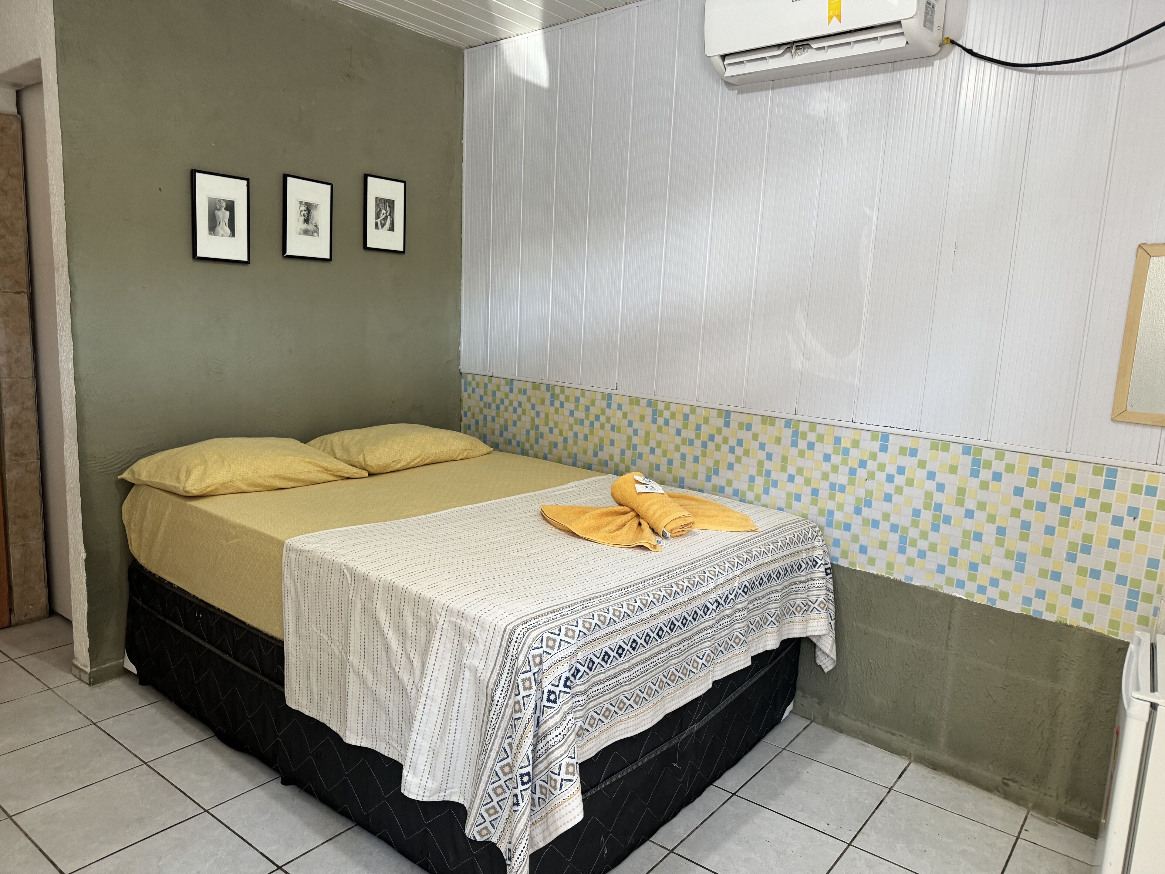 Habitación básica con 1 cama matrimonial o 2 individuales | Minibar, cortinas blackout, wifi gratis y ropa de cama 