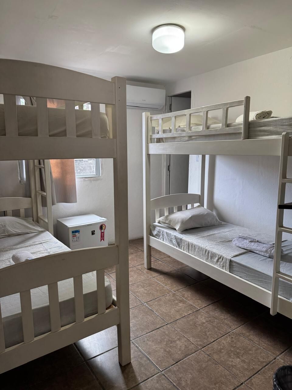 Economy vierpersoonskamer | Een minibar, verduisterende gordijnen, gratis wifi, beddengoed