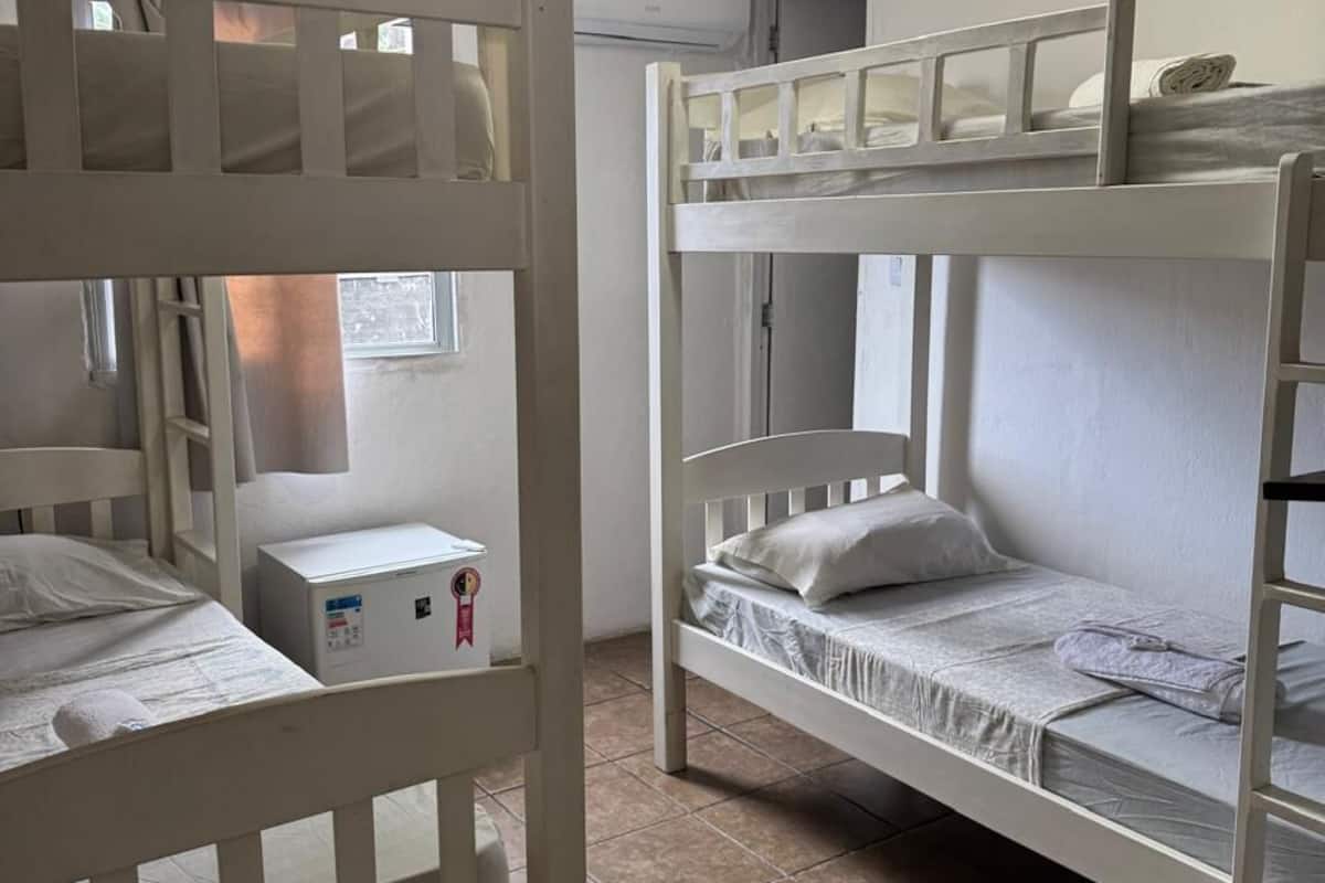 Economy vierpersoonskamer | Een minibar, verduisterende gordijnen, gratis wifi, beddengoed