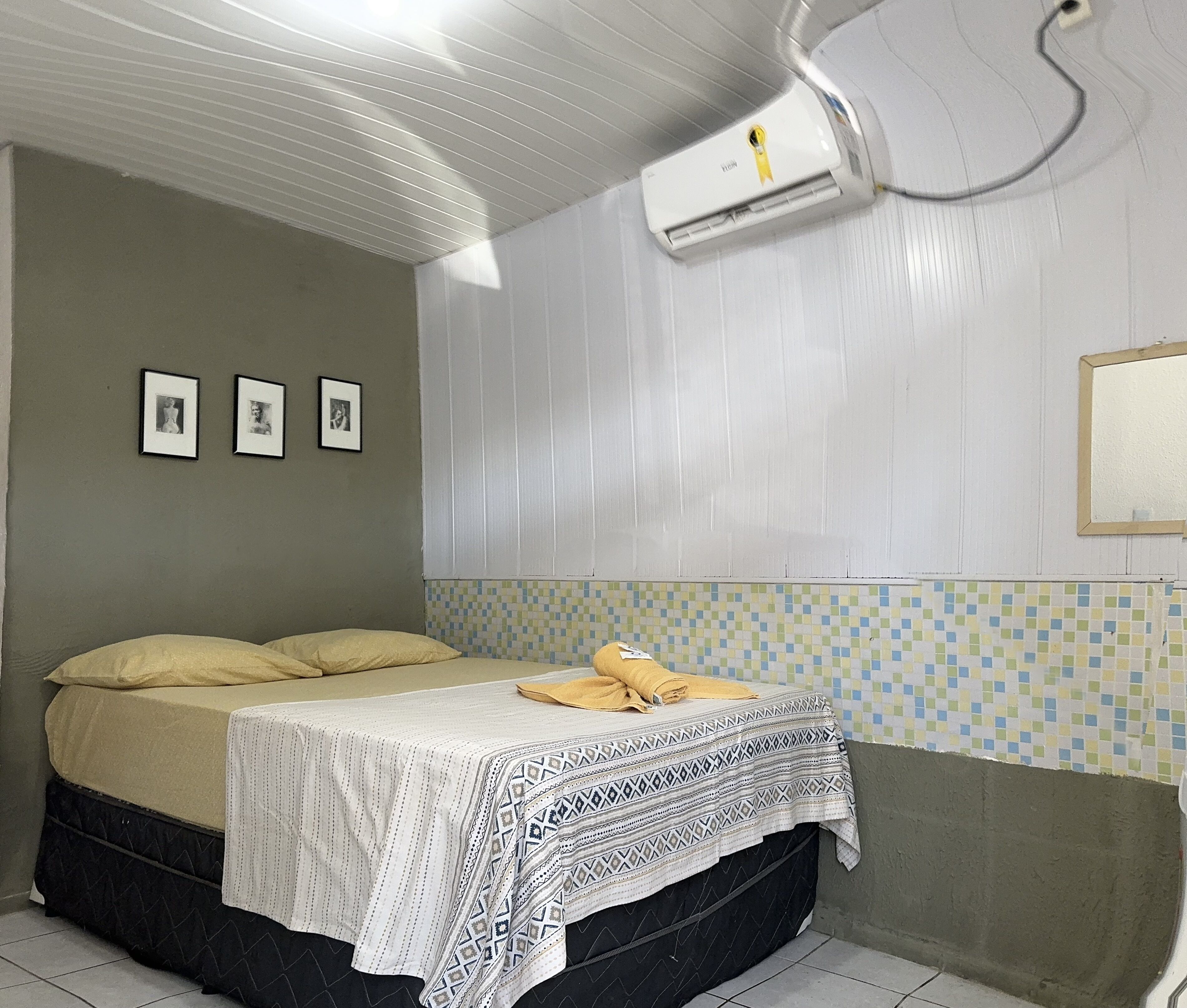 基础双人房或双床房 | 迷你吧、遮光窗帘、免费 WiFi、床单