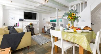 Breaking Waves, Downalong, St Ives - Sleeps 6– Dog Friendly
