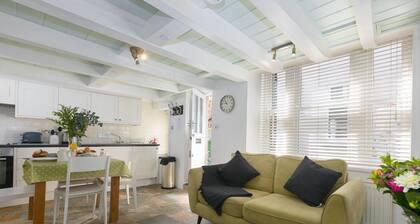 Breaking Waves, Downalong, St Ives - Sleeps 6– Dog Friendly