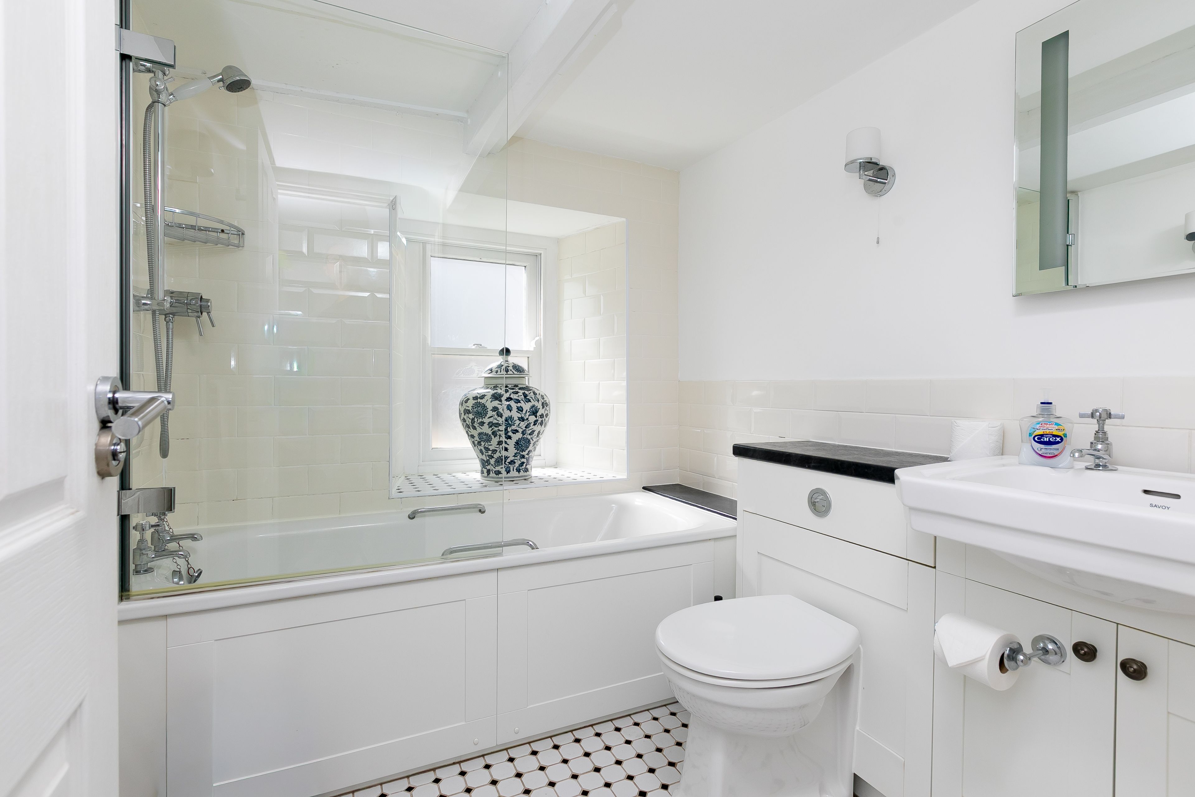 Combined shower/bathtub, hair dryer, towels