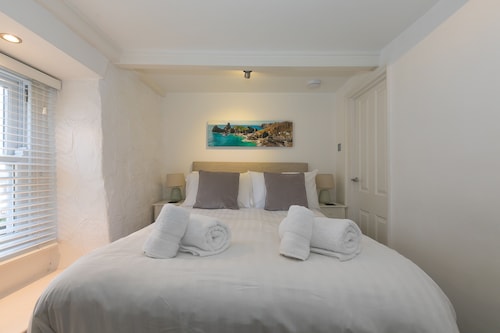 Breaking Waves, Downalong, St Ives - Sleeps Six – Dog Friendly