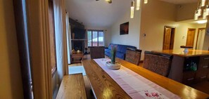 Dining - Lakeside privacy in the middle of nature in the heart of Laurentides (Val-des-Lacs)