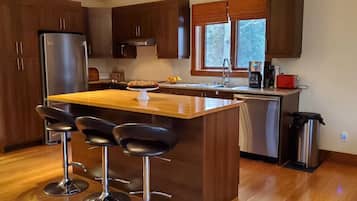 Réfrigérateur, micro-ondes, four, lave-vaisselle