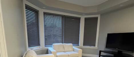 تلفزيون ذكي، مدفأة، كرة قدم الطاولة، تنس طاولة