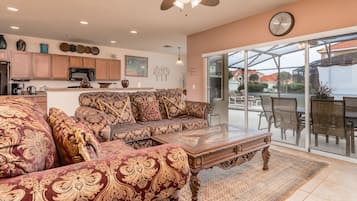 Rumah (5 Bedrooms) | Ruang keluarga | TV