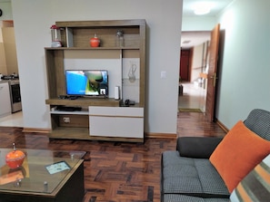 32-inch flat-screen TV with cable channels, TV, DVD player - Eral Apartments Country Club (Lima)