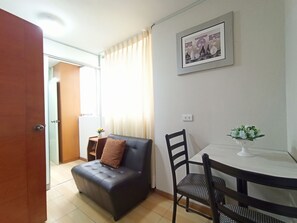 Apartamento conforto | Área de estar | TV de tela plana 32 polegadas com canais a cabo, TV, DVD player