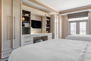 Quarto, 2 camas Queen, acessível, para não fumantes | Ferros/tábuas de passar roupa, Wi-Fi de cortesia