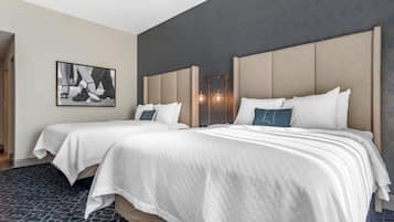 Habitación estándar, 2 camas Queen size, para no fumadores | Tabla de planchar con plancha y wifi gratis