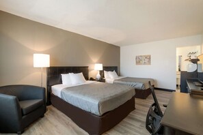 Habitación estándar, 2 camas de matrimonio, no fumadores | Escritorio y espacio para trabajar con un portátil