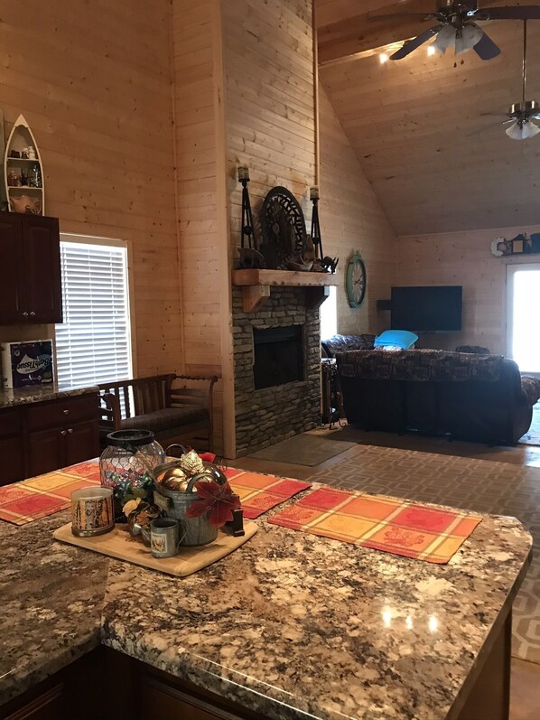 Smart TV, fireplace, video games - 7 Bed 2 Bath walk to the lake (Higden)