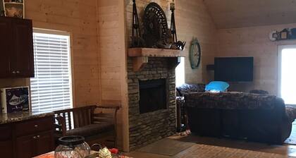 7 Bed 2 Bath walk to the lake