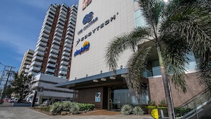 Een modern gebouw met een opvallend bord waarop 'Skyline Tech' en 'De Colombiaanse Ambassade' staan.