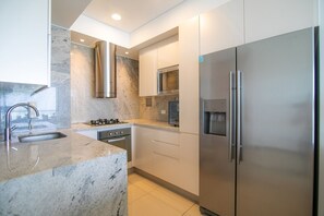 Kühlschrank, Ofen, Wasserkocher mit Kaffee-/Teezubehör