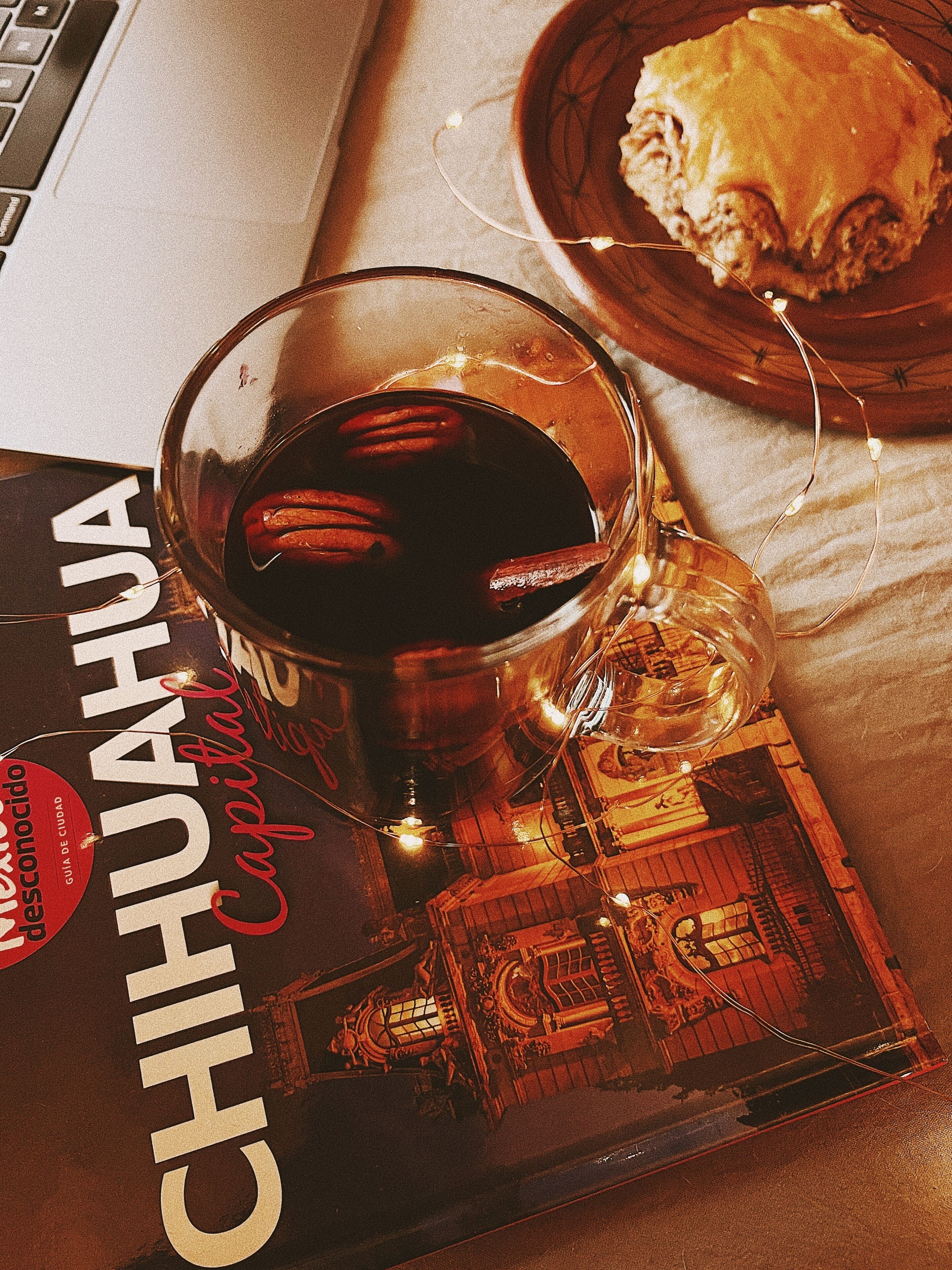 Una copa de vino en la portada de una revista con el título "CHIHUAHUA Capital".